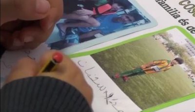 un alumno escribiendo en árabe