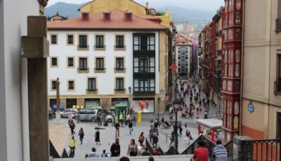 imagen de una plaza de Euskadi