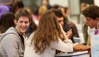 jóvenes estudiantes